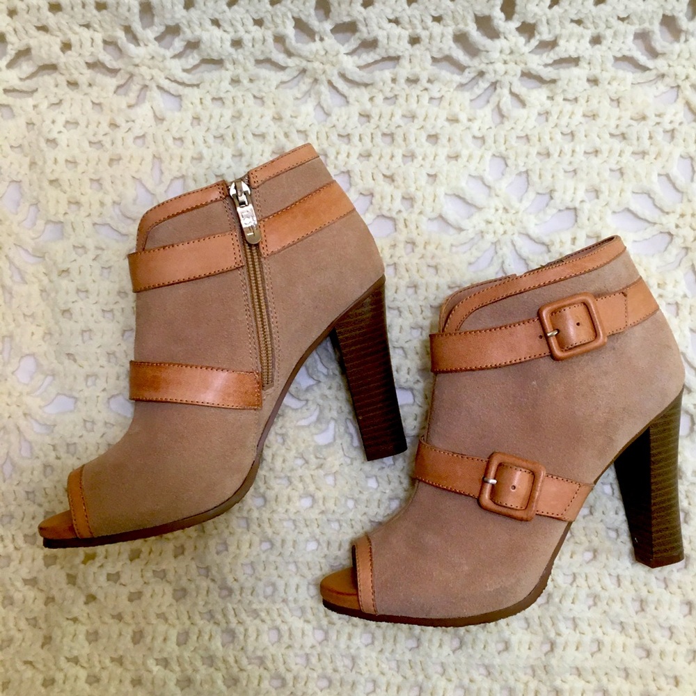 A pair of preowned peep toes boots. Near perfect condition!